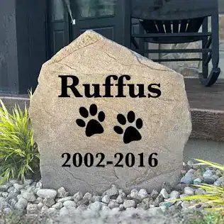 Pet marker with paw prints, engraved with "Ruffus" and the years 2002-2016.